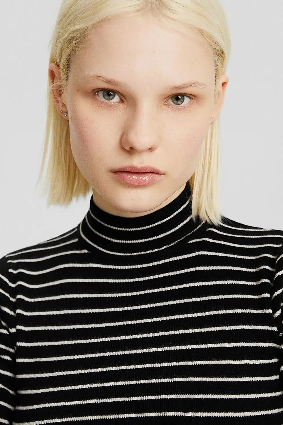 Thumbnail: Bershka Çizgili Dik Yaka Kazak