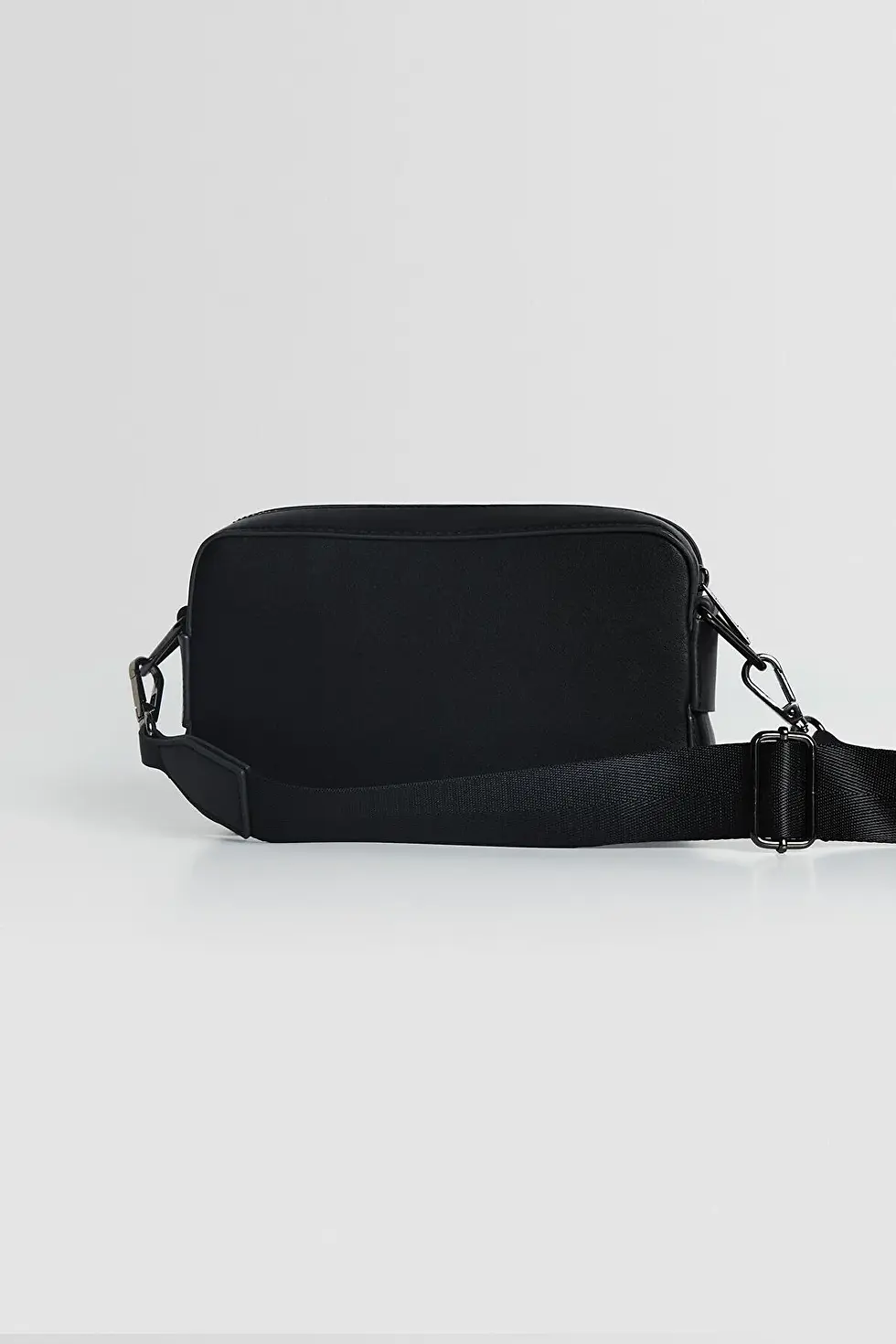 Thumbnail: Bershka Çapraz askılı sert çanta