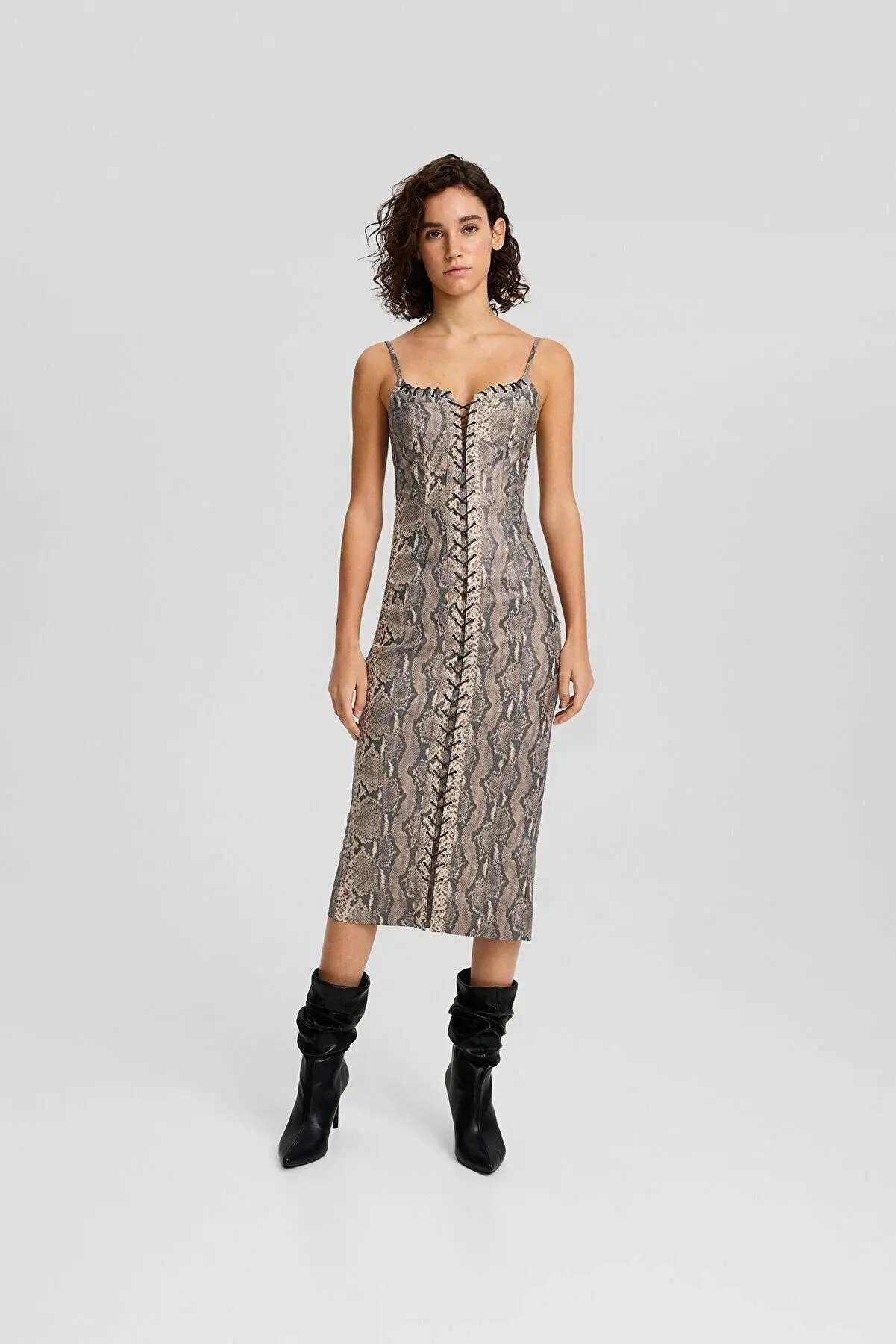 Bershka Desenli ve bağcıklı suni deri askılı midi elbise