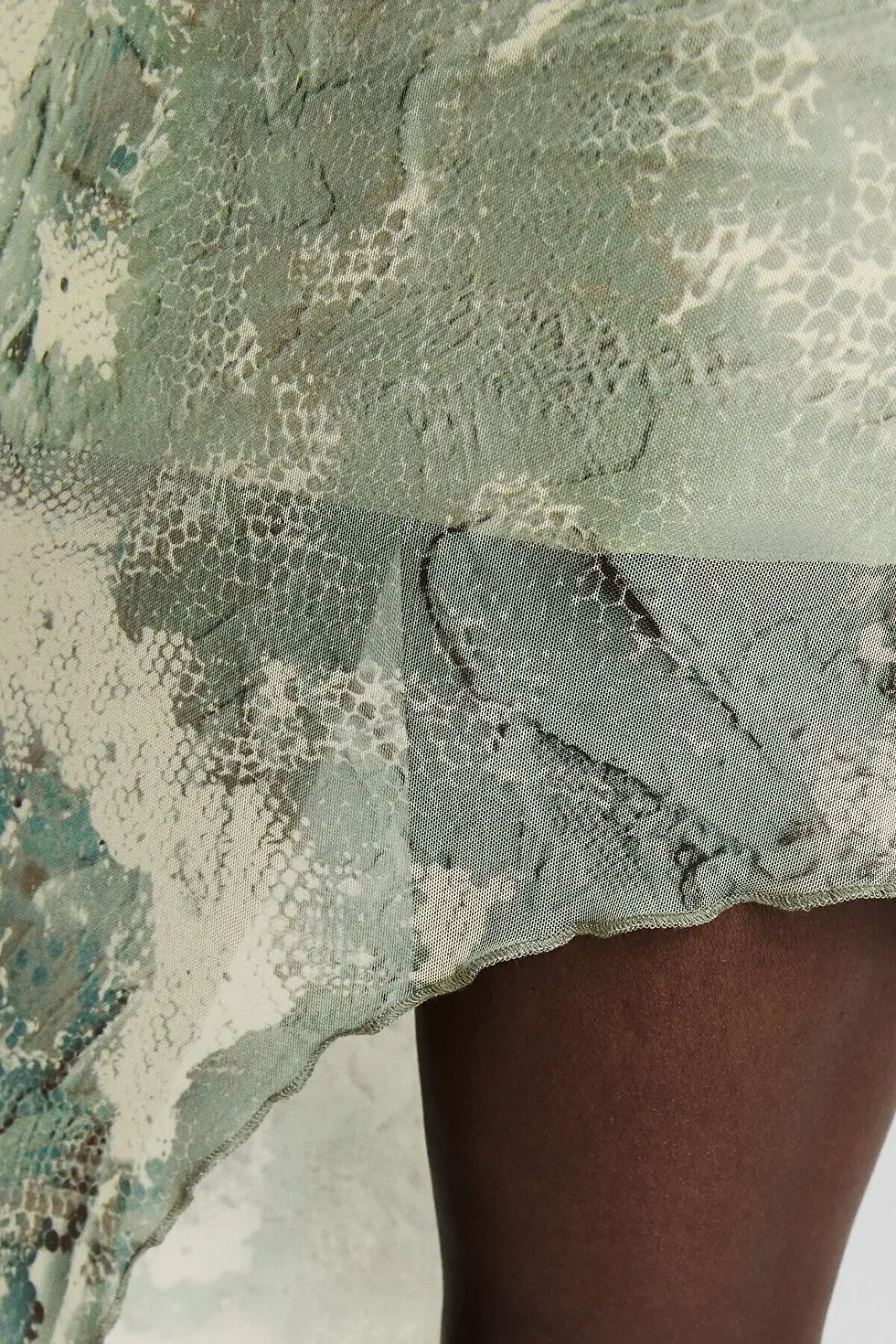 Thumbnail: Bershka Asimetrik desenli tül midi elbise