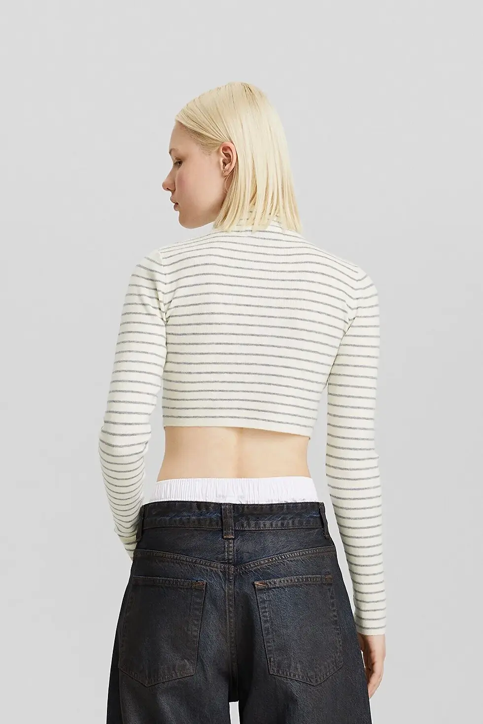 Thumbnail: Bershka Çizgili dik yaka kazak