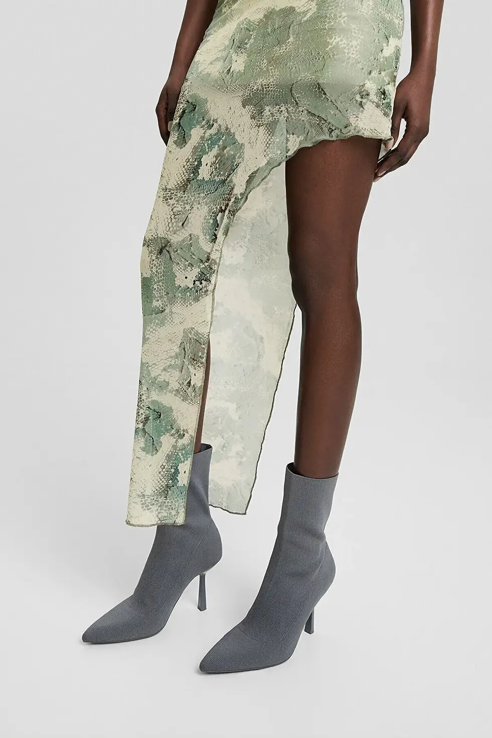 Thumbnail: Bershka Asimetrik desenli tül midi elbise