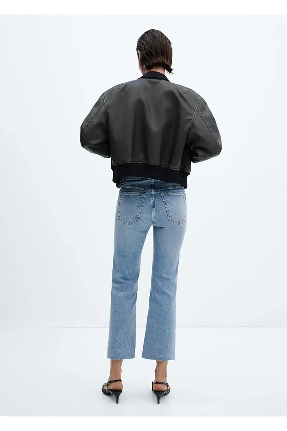 Thumbnail: Mango İspanyol paçalı kısa jean pantolon