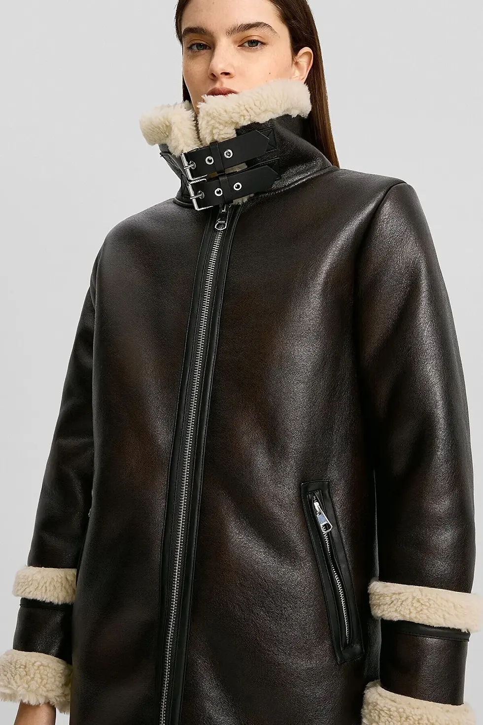 Thumbnail: Bershka Suni kürklü astar detaylı uzun kaban