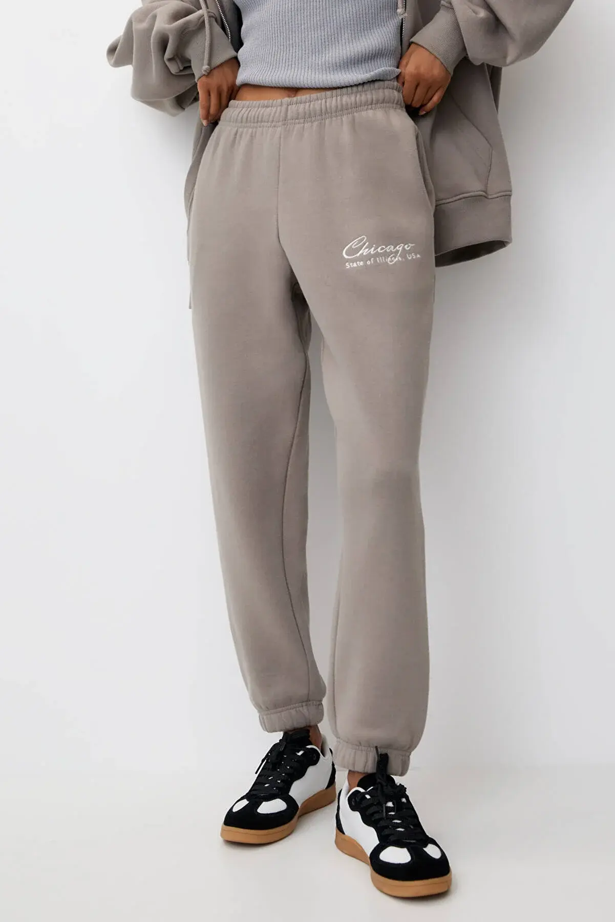 Pull & Bear Chicago işlemeli jogger pantolon
