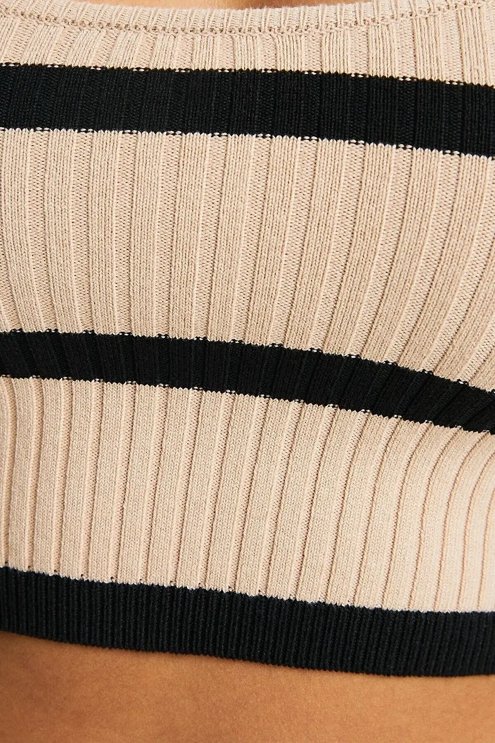 Thumbnail: Bershka Derin yaka dekolteli crop kazak