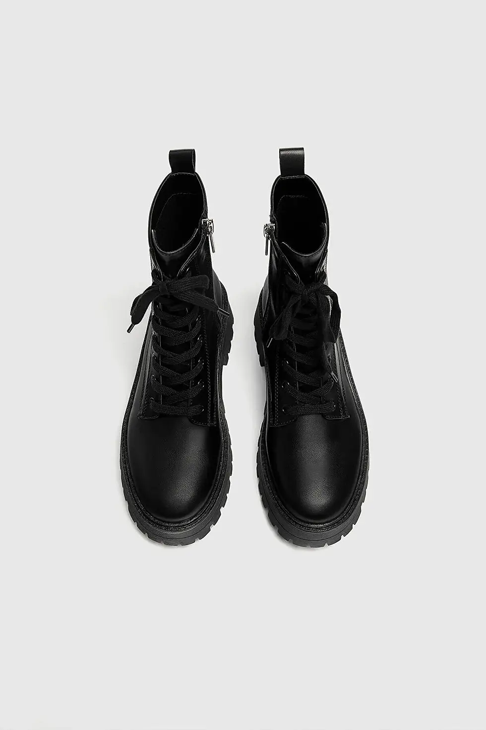 Thumbnail: Pull & Bear Tırtıklı Tabanlı Düz Bilekte Bot