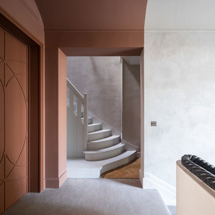 Cage d'escalier rénovée en peinture