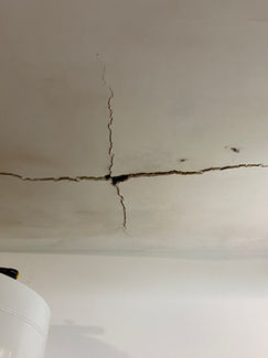 Plafond abimé suite à un dégât des eaux