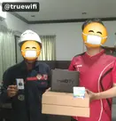 ช่างทรูและลูกค้ารับกล่อง TrueID TV และกล่องอุปกรณ์เน็ตบ้าน
