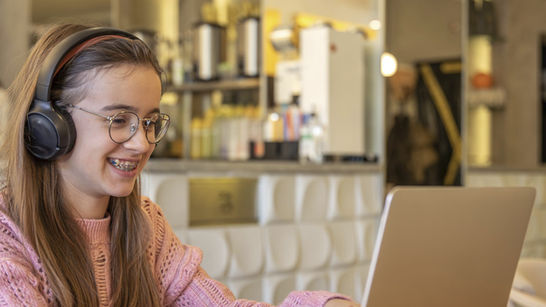 Girl smiling and engaged during an online English lesson, building confidence and motivation through 1-to-1 learning.