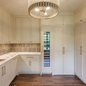 White Chic Farmhouse 