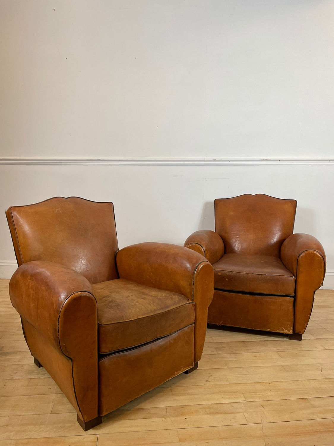 IMMACULATE PAIR OF LEATHER ARMCHAIRS