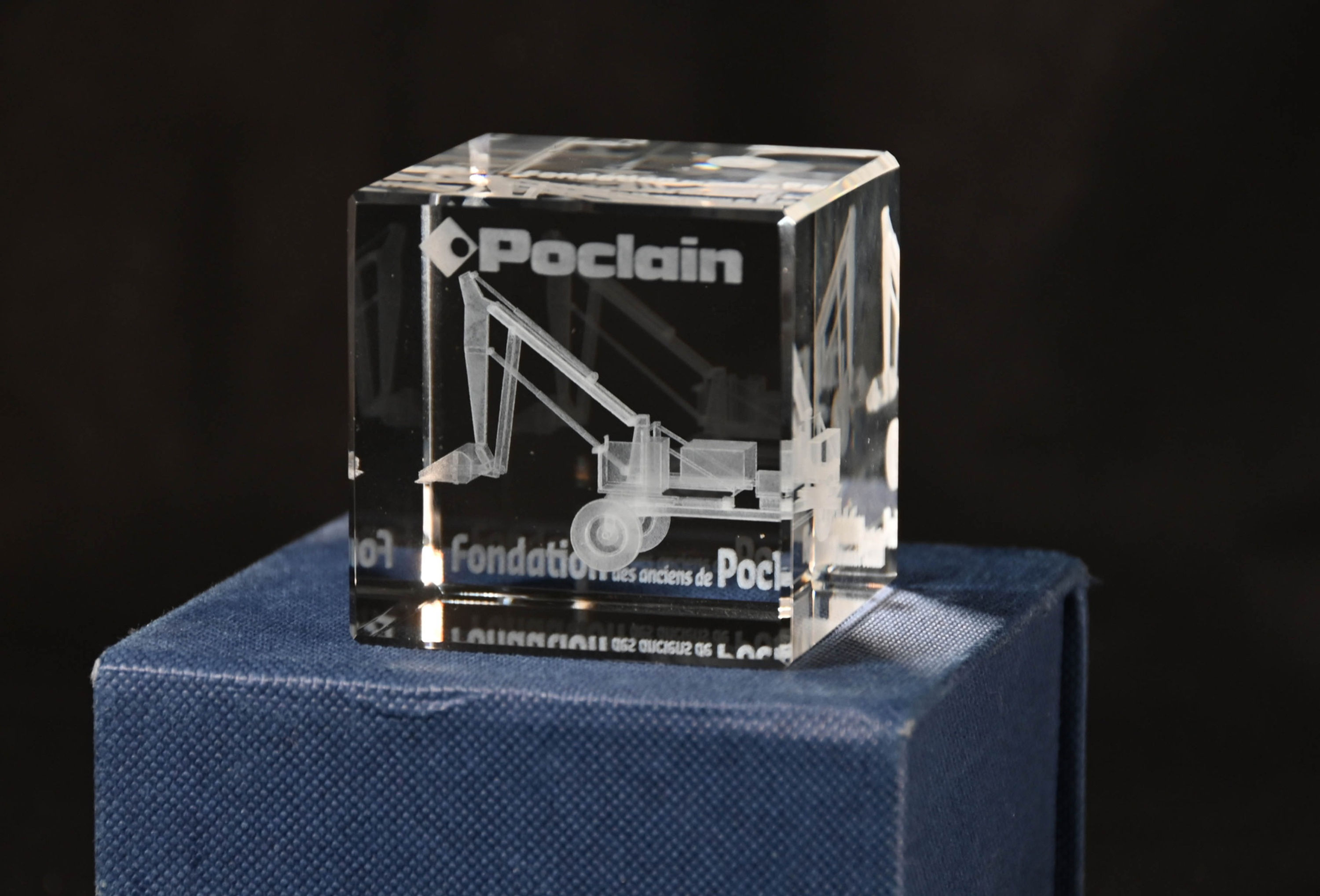 TU CRYSTAL BLOCK in 3D