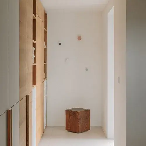 table-dappoint-bloc-de-chêne-fumé-team7-