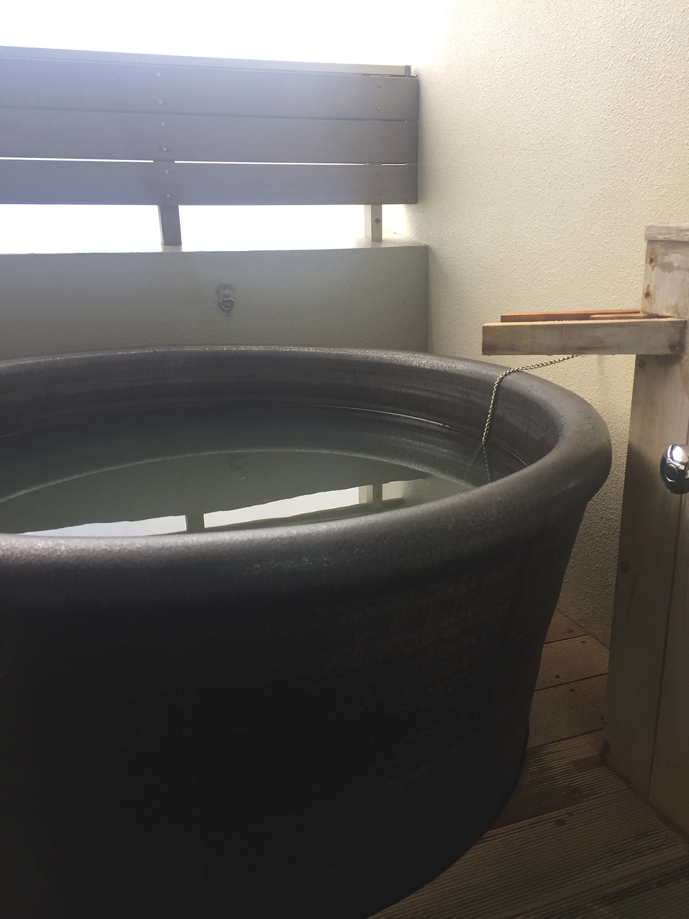 Onsen privatif sur la terrasse de notre chambre d'hôtel à Naha