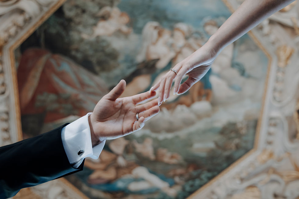 Braut und Bräutigam reichen sich romantisch die Hände bei eleganter Hochzeit in Düsseldorf