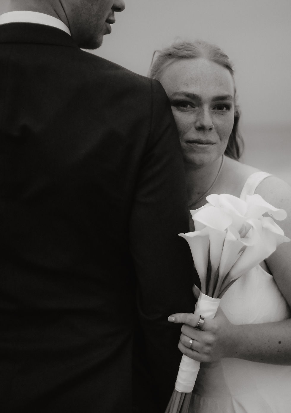  Emotionale Nahaufnahme der Braut mit Calla-Blumen während Hochzeit in Domburg