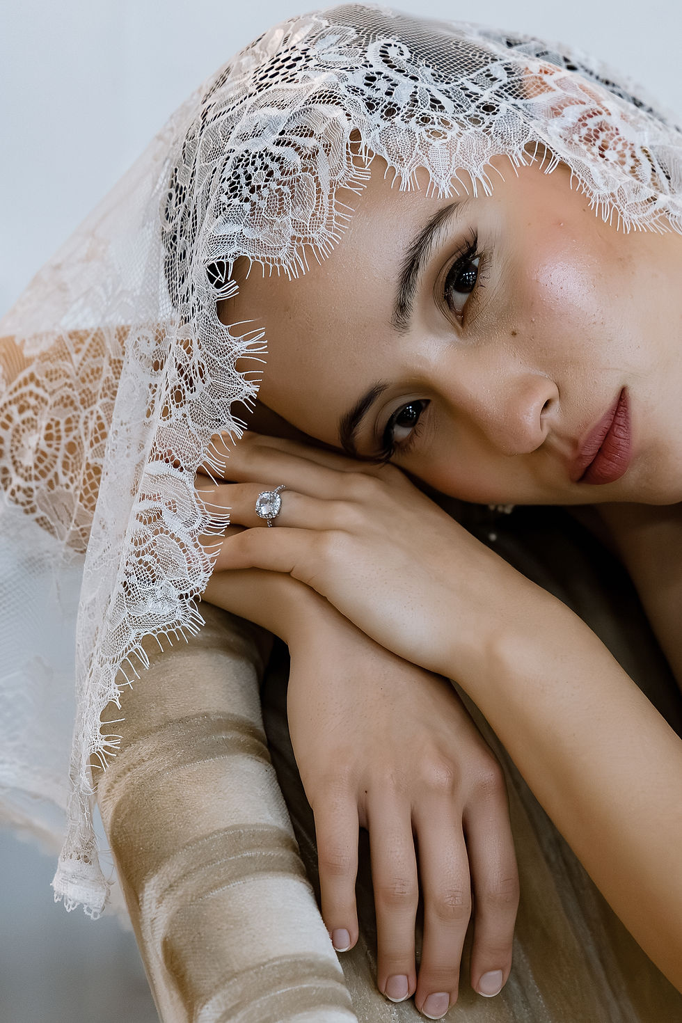 Nahaufnahme der Braut mit Spitzen-Schleier und Verlobungsring bei eleganter Hochzeit in Düsseldorf