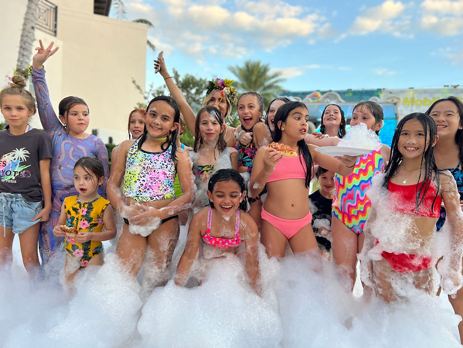 kids group photo experience in foam party