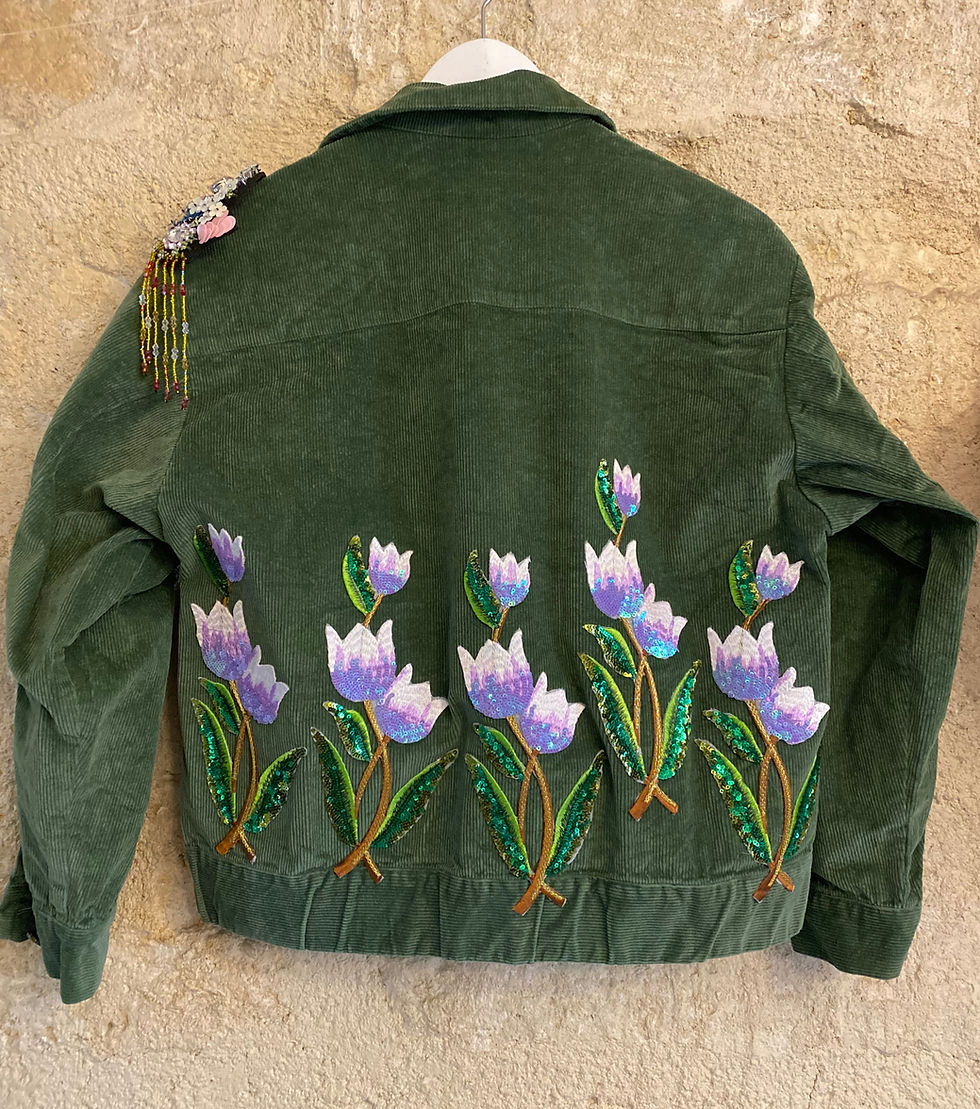 Veste en velours vert et fleurs brodées