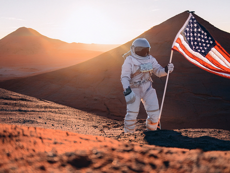 Astronauta levando bandeira dos Estados Unidos para Marte