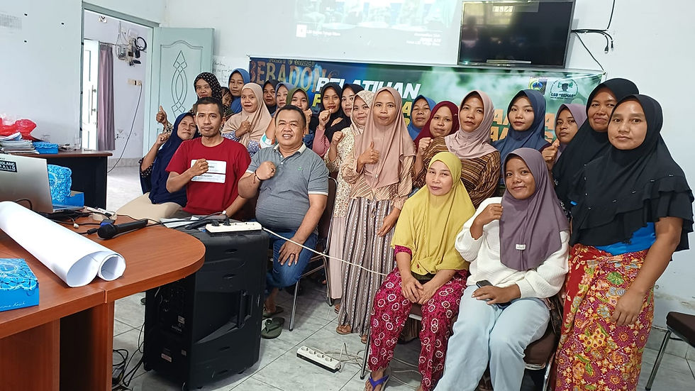 Poto : Pemerintah Desa Telagawaru, LSD Telagawaru dan juga para peserta pelatihan yang didominasi keluarga PMI. 