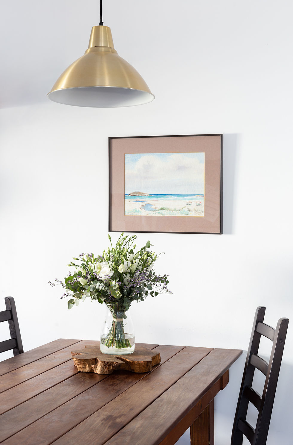 צילום של שולחן אוכל ותמונה על הקיר