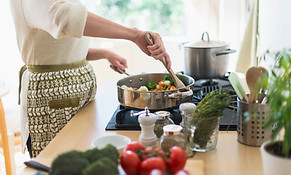 Donna che cucina in cucina