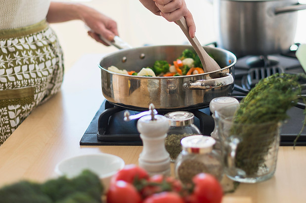 Frau, die in der Küche kocht