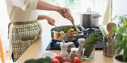 Cuisiner dans la cuisine