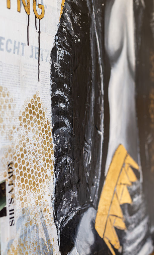 Figuratives Gemälde in mixed Media un Acryl einer Frau mit Krone aus Blattgold in der Hand