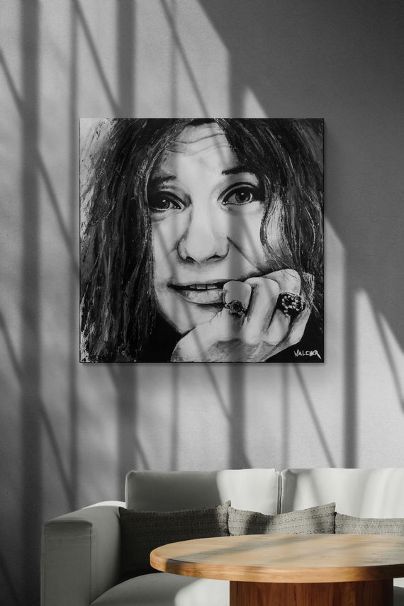 Portraitgemälde in schwarz weiß von Janis Joplin, Blues und Hippie Legende der sechziger Jahre. Mitglied des Club27.
Sie lehnt sich lächelnd in ihre Hand. 
