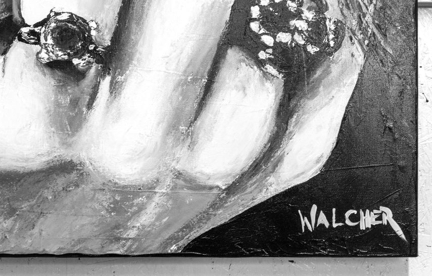 Portraitgemälde in schwarz weiß von Janis Joplin, Blues und Hippie Legende der sechziger Jahre. Mitglied im Club 27.
Sie lehnt sich lächelnd in ihre Hand. Detailausschnitt der Signatur.