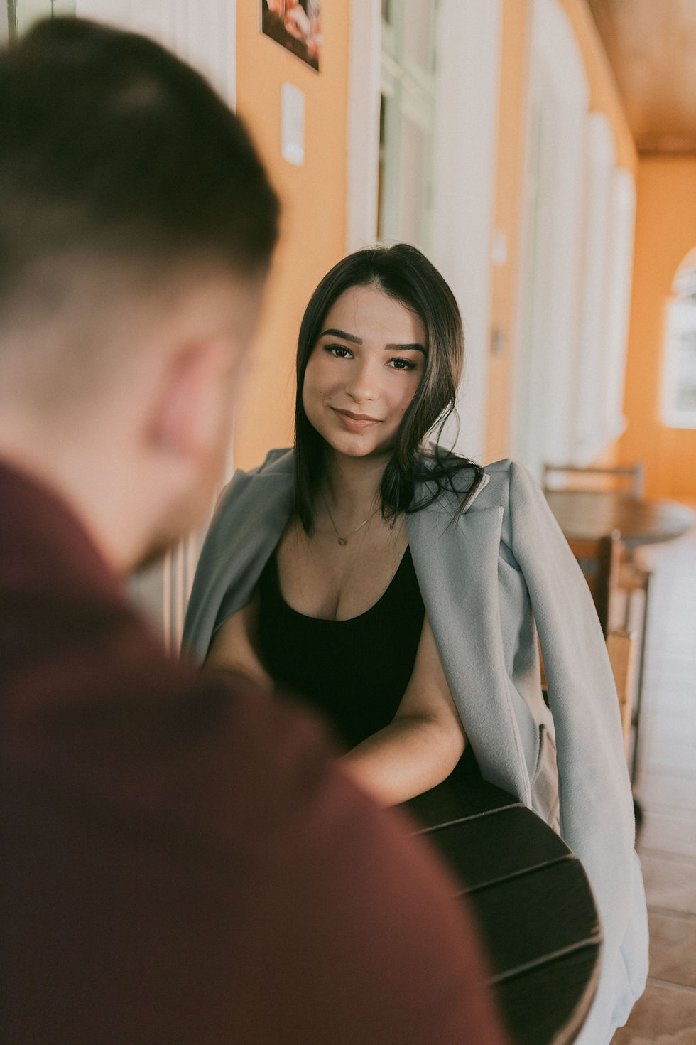 mulher olhando para um homem com admiração
