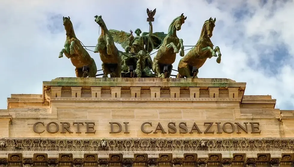 Nahaufnahme eines italienischen Steuerdokuments mit Stempel und Kugelschreiber