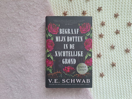 Begraaf mijn botten in de nachtelijke grond - V.E. Schwab