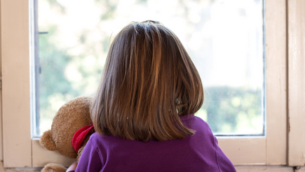 Protection de l’enfance : des mesures positives mais un manque d’ambition