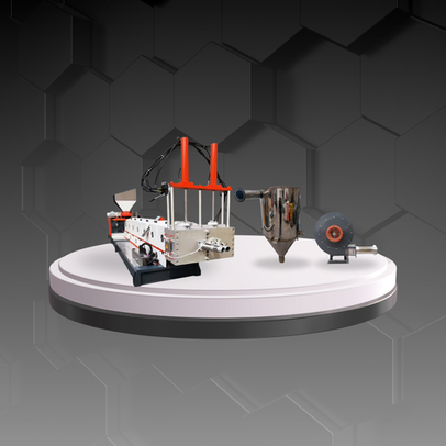 Maquinaria de extrusión y peletizado de plástico de tamaño compacto. Equipo industrial con componentes blancos, rojos y un soplador gris. Sistema de procesamiento de materia prima de plástico para reutilización.