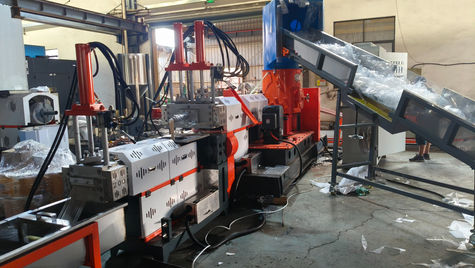 Sistema de peletización por corte en caliente procesando polímero fundido para generar pellets uniformes sin exposición a humedad