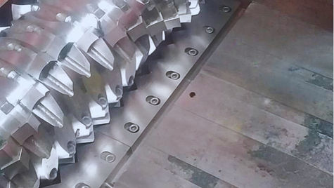 Las cuchillas rotor–stator son el núcleo del proceso de corte en los trituradores industriales. Su desempeño depende del material, la geometría y el diseño del rotor, especialmente cuando se utilizan versiones de una sola pieza como las de Dianmei Machinery. Estas innovaciones garantizan mayor estabilidad, menor desgaste y un corte más limpio, optimizando toda la línea de producción.