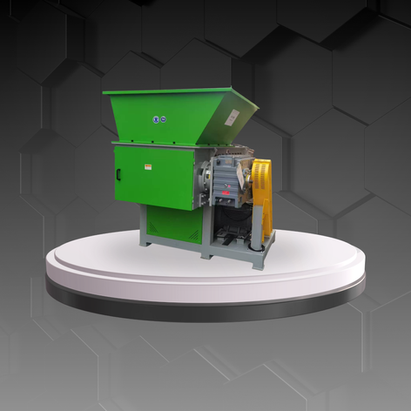 Trituradora de plástico industrial de gran capacidad, de color verde intenso y motor amarillo lateral. Maquinaria robusta para el pre-tratamiento y reciclaje de materiales plásticos de Rhekron.