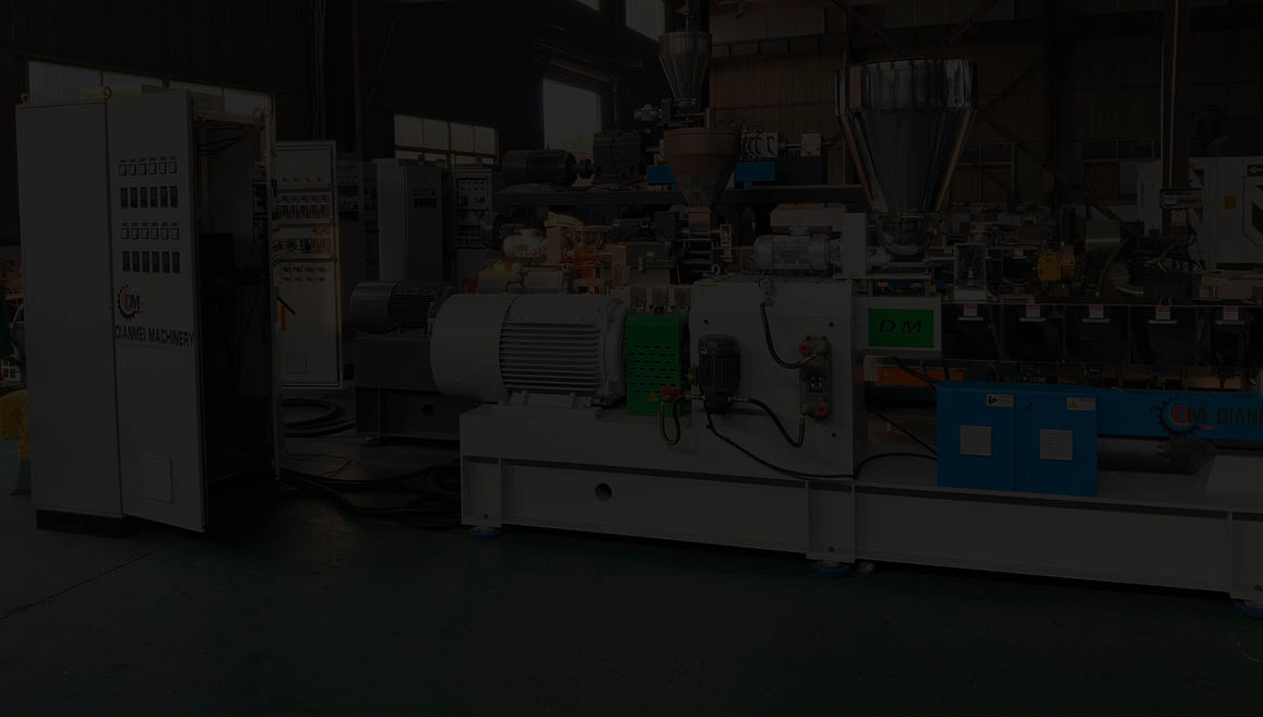 Maquinaria industrial en funcionamiento, exhibiendo detalles técnicos y elementos Sobre Nosotros rhekronplastics.