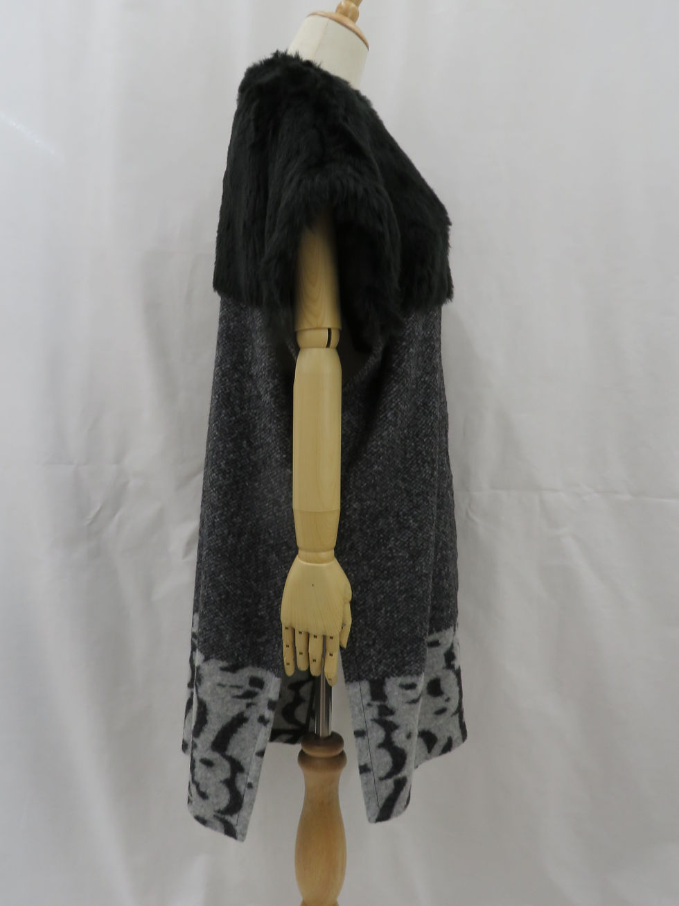 サムネイル： ファー付きベスト