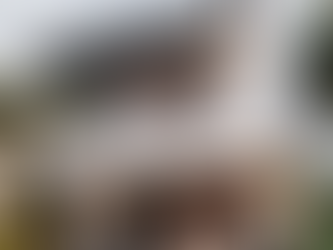 Fachada moderna de casa em condomínio fechado com volumetria imponente, iluminação arquitetônica e revestimentos sofisticados, projetada pela Progetto di Arte – Arquitetura