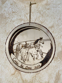 Disco in legno inciso a mano