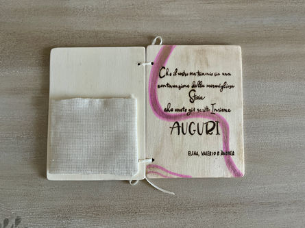 Biglietto di Auguri Matrimonio in legno Artigianale, inciso a mano. Realizzato con la tecnica del traforo e decorato con pirografia, è un'idea originale e romantica per celebrare gli sposi con un ricordo unico e personalizzato. Perfetto come biglietto di nozze handmade, regalo creativo per matrimonio, anniversario o cerimonia. Made in Italy.