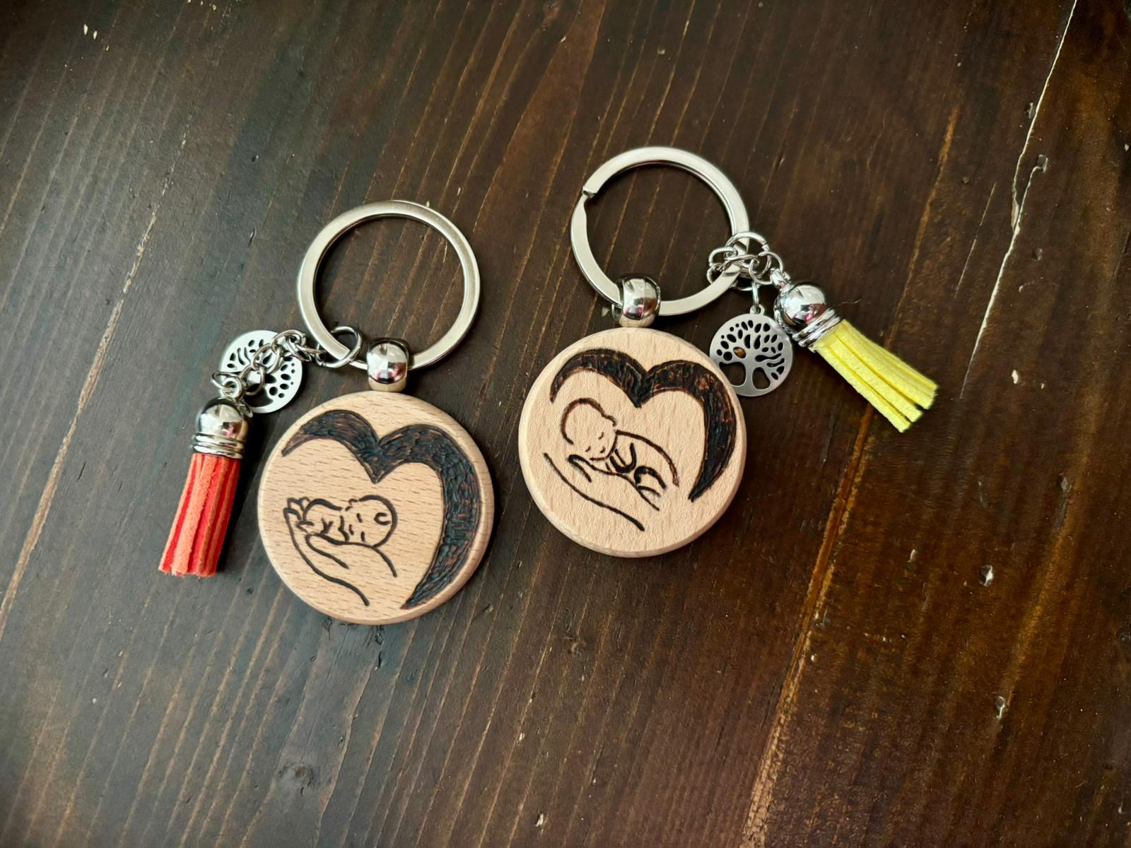 Portachiavi in legno inciso a mano e personalizzato con nome o dedica sul retro, perfetto per custodire ricordi speciali.