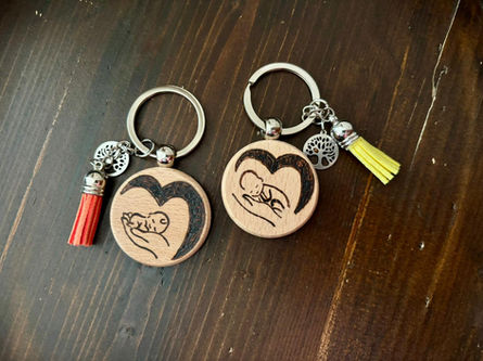 Portachiavi in legno inciso a mano e personalizzato con nome o dedica sul retro, perfetto per custodire ricordi speciali.