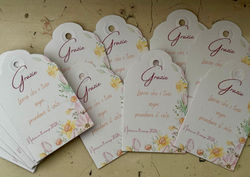 Tag personalizzati per eventi con grafica floreale fatti a mano